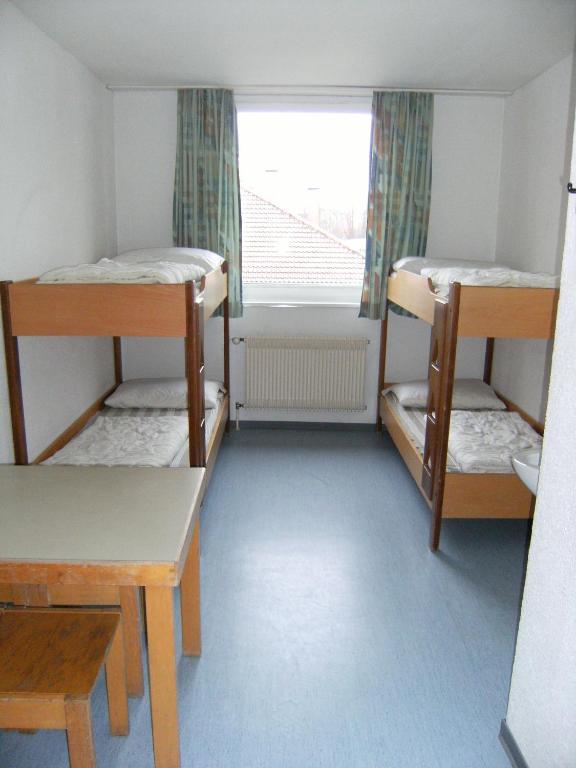 Einzelbett im Männerschlafsaal